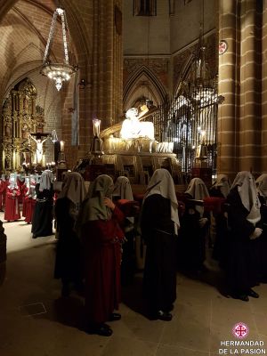 20180413000615_viacrucis-procesional-en-la-catedral-de-pamplona